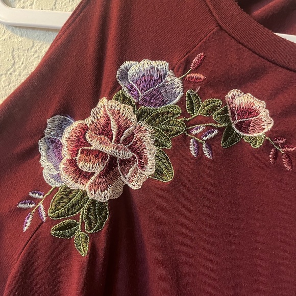 SOLD Embroidered Cold Shoulder Maroon Tee Shirt Size Medium - Picture 3 of 5